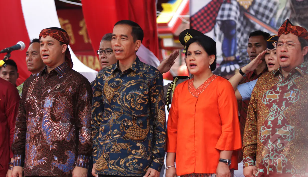 Gubernur Jawa Barat Ahmad Heryawan, Ibu Negara Iriana Widodo, Presiden Joko Widodo dan Mendikbud Anies Baswedan saat menghadiri Cap Go Meh di Kota Bogor, Jawa Barat, Kamis (5/3/2015). (Liputan6.com/Faizal Fanani)