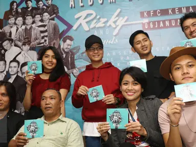 Rizky Febian bersama beberapa musisi foto bersama saat jumpa pers peluncuran album yang bertajuk "Rizky And Friends" di kawasan Kemang, Jakarta, Jumat (6/1). (Liputan6.com/Herman Zakharia)