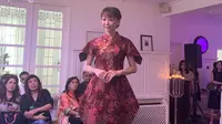 Salah satu karya cheongsam batik karya Tina Andrean yang dipamerkan dalam fashion show 'Indahnya Wastra Indonesia' pada Selasa (29/10/2019). (dok. Liputan6.com/Novi Thedora).