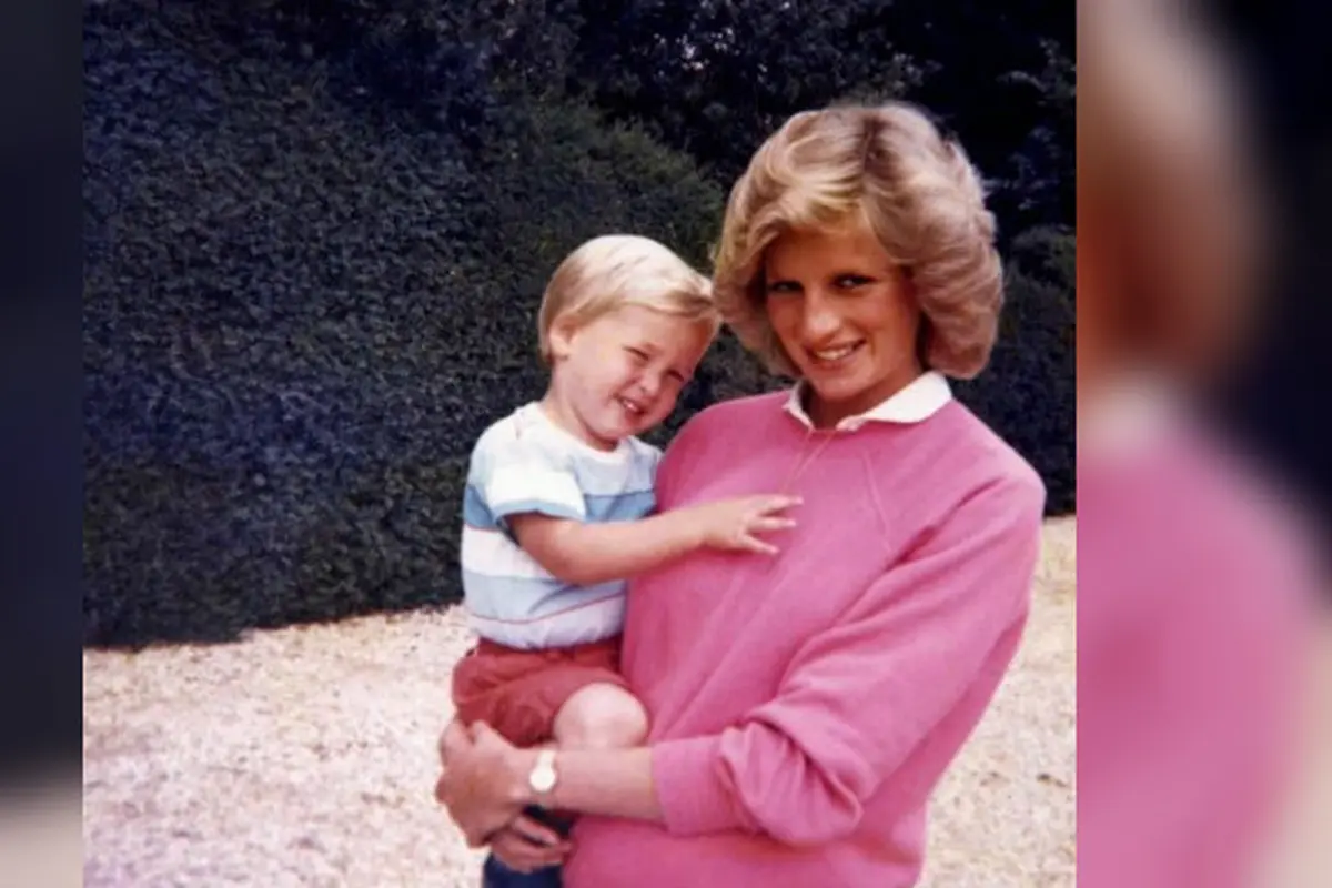 Putri Diana sedang menggendong William yang kala itu tengah mengandung Pangeran Harry (DUKE OF CAMBRIDGE AND PRINCE HARRY)