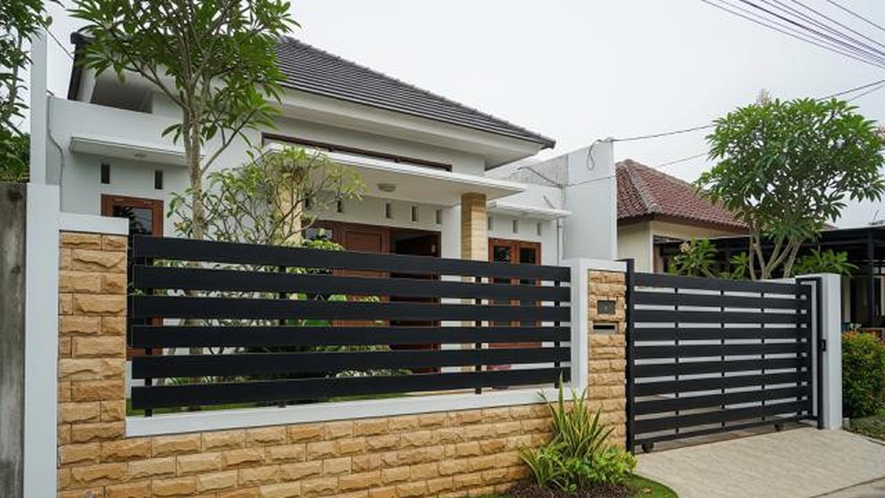 Pagar Besi Hollow Horizontal dengan Batu Alam Susun Sirih/Model Pagar Rumah Kombinasi Besi Hollow dan Batu Alam (Sumber: gemini.com)