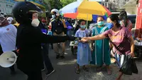 Blusukan di Pasar, Risma Minta Warga Pakai Masker Supaya Tak Menulari COVID-19
