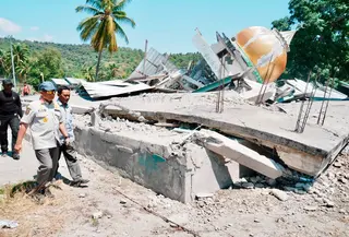 Mendagri Tito Karnavian melihat langsung salah satu masjid yang roboh di Desa Satar Kampas, Kecamatan Lamba Leda Utara, Kabupaten Manggarai Timur, NTT, Senin, 17 Agustus 2026.