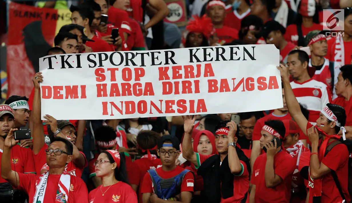 Sejumlah poster penyemangat untuk Timnas U-22 Indonesia saat bertanding melawan Malaysia dalam laga semifinal Sea Games 2017 di Stadion Shah Alam, Malaysia, Sabtu (26/8). (Liputan6.com/Faizal Fanani)
