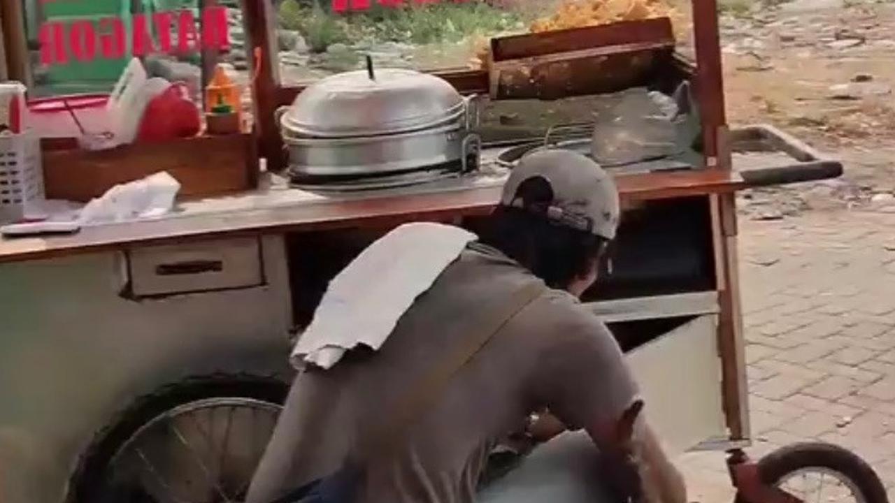 Viral Aksi Pedagang Siomay Rutin Beri Makan Kucing Jalanan, Warganet: Orang Kaya Sesungguhnya