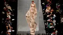 Model membawakan busana kreasi Fiziwoo saat berjalan di atas catwalk selama Festival Fashion Week di Kuala Lumpur, Malaysia, (18/8). (AP Photo / Daniel Chan)
