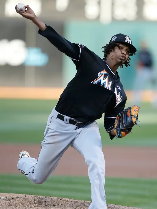 Ekspresi Pelempar (pitcher) Miami Marlins, Jose Urena (62) saat berhadapan dengan Atletik Oakland pada pertandingan pertama bisbol di Oakland, California (21/5). (AP Photo / Tony Avelar)