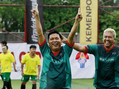 Bomber Bola.com, Ario Yosia, melakukan selebrasi usai mencetak gol ke gawang Jawa Pos pada laga Media Cup 2022 di Triboon Mini Soccer, Jakarta Selatan, Kamis (6/10/2022). (Bola.com/M Iqbal Ichsan)