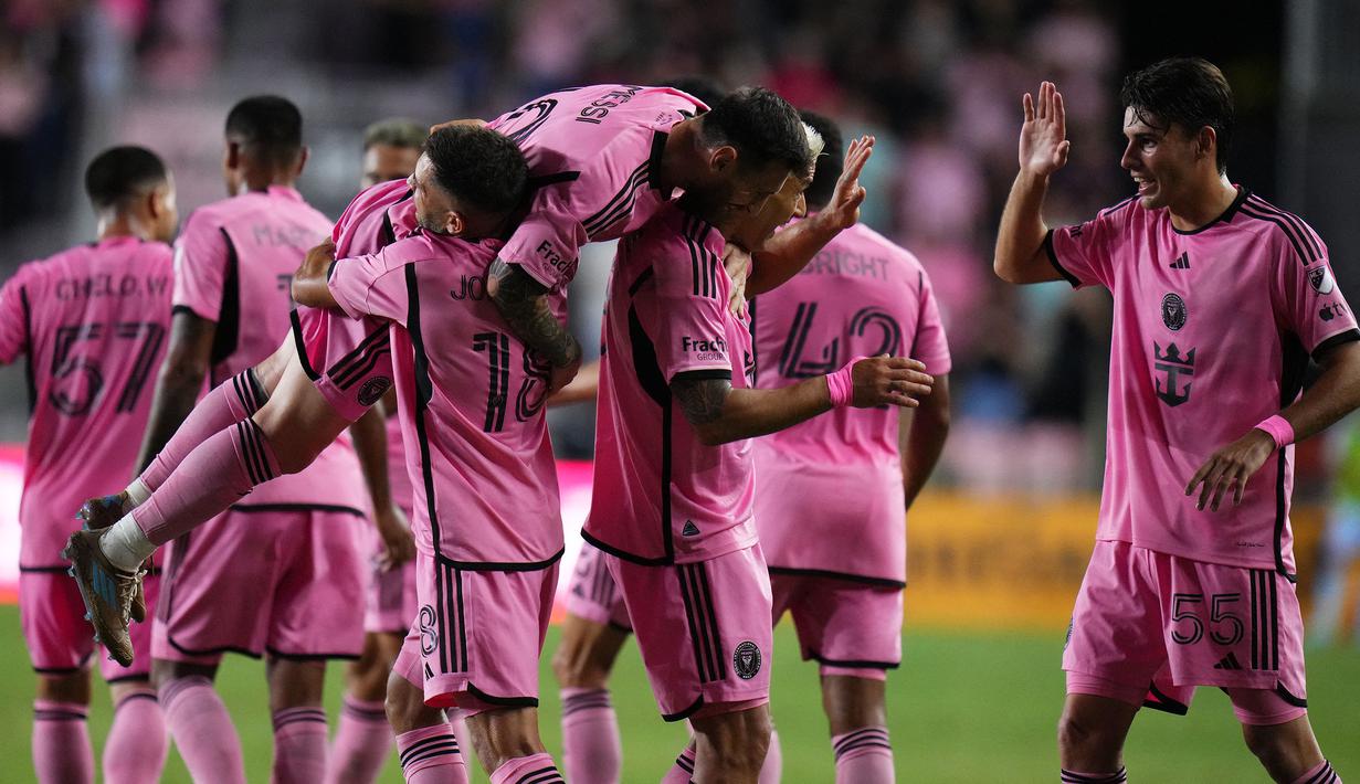 Pemain Inter Miami, Jordi Alba merayakan golnya bersama Lionel Messi dan Luis Suarez pada laga leg pertama semifinal Wilayah Timur Piala Major League Soccer (MLS) Amerika melawan Atlanta United yang berlangsung di Chase Stadium, Fort Lauderdale, Florida, Sabtu (26/10/2024) WIB. (AFP/Rich Storry)