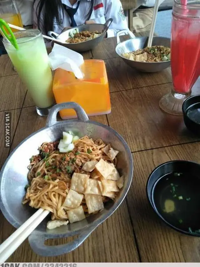 6 Wadah Pengganti Mangkuk Untuk Makan Mi Instan Ini Bikin Ngakak