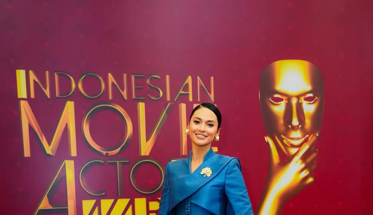 Dipadu dengan rok batik hitam bermotif bunga bernuansa hijau kuning yang kontras. [@hanamalasan]