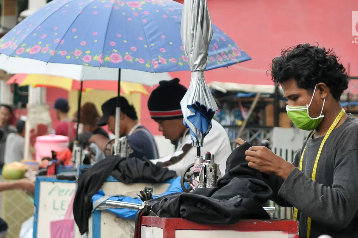 Penjahit Keliling Banjir Order Jelang Lebaran