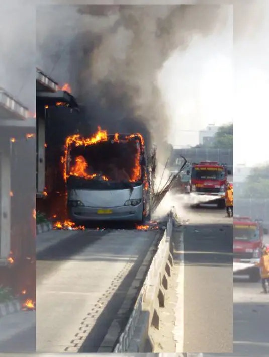 Petugas tengah berusaha memadamkan api yang membakar badan bus Transjakarta di kawasan Salemba, Jakarta, Jumat (3/7/2015). Kobaran api tampak membakar bus gandeng berwarna abu-abu itu, bahkan api juga menyambar bagian halte. (twitter.com/PT_TransJakarta)