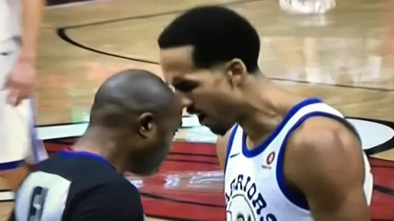 Shaun Livingston dan wasit Kirkland