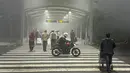 Para pelancong berjalan menuju terminal untuk melakukan penerbangan di tengah kabut pagi di Bandara Internasional Indira Gandhi, di New Delhi, India, Senin, 25 Desember 2023. (AP Photo/Manish Swarup)
