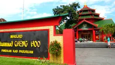 Masjid Cheng Ho ialah bangunan masjid yang menyerupai kelenteng. Bangunan ini berada di Jalan Gading No 2, Surabaya. Ornamen masjid ini sangat kental dengan ornamen Tionghoa. (Istimewa)