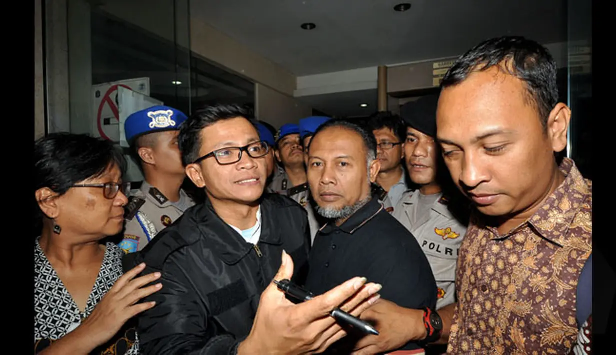 Wakil Ketua KPK, Bambang Widjojanto keluar dari gedung Bareskrim Mabes Polri, Jakarta, Sabtu dini hari (24/1/2015). Bambang Widjojanto dibebaskan setelah mendapatkan penangguhan penahanan dirinya dari Mabes Polri. (Liputan6.com/Miftahul Hayat)