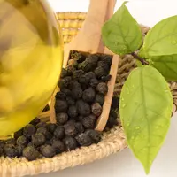 Black pepper/black pepper essential oil. (Foto: shutterstock.com By wasanajai)