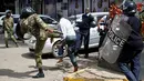 Polisi Kenya menendang seorang demonstran saat aksi protes di Nairobi, Kenya pada 16 Mei 2016. Media di Kenya menyoroti aksi Polisi Kenya yang berlaku kasar pada demonstran. (REUTERS / Goran Tomasevic) 