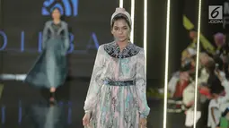 Model mengenakan busana desainer Dilbar dari Kyrgystan dalam Jakarta Modest Fashion Week di Gandaria City, Jakarta, Kamis (26/7). Ajang fashion bergengsi ini diselenggarakan mulai 26-29 Juli 2018. (Liputan6.com/Faizal Fanani)