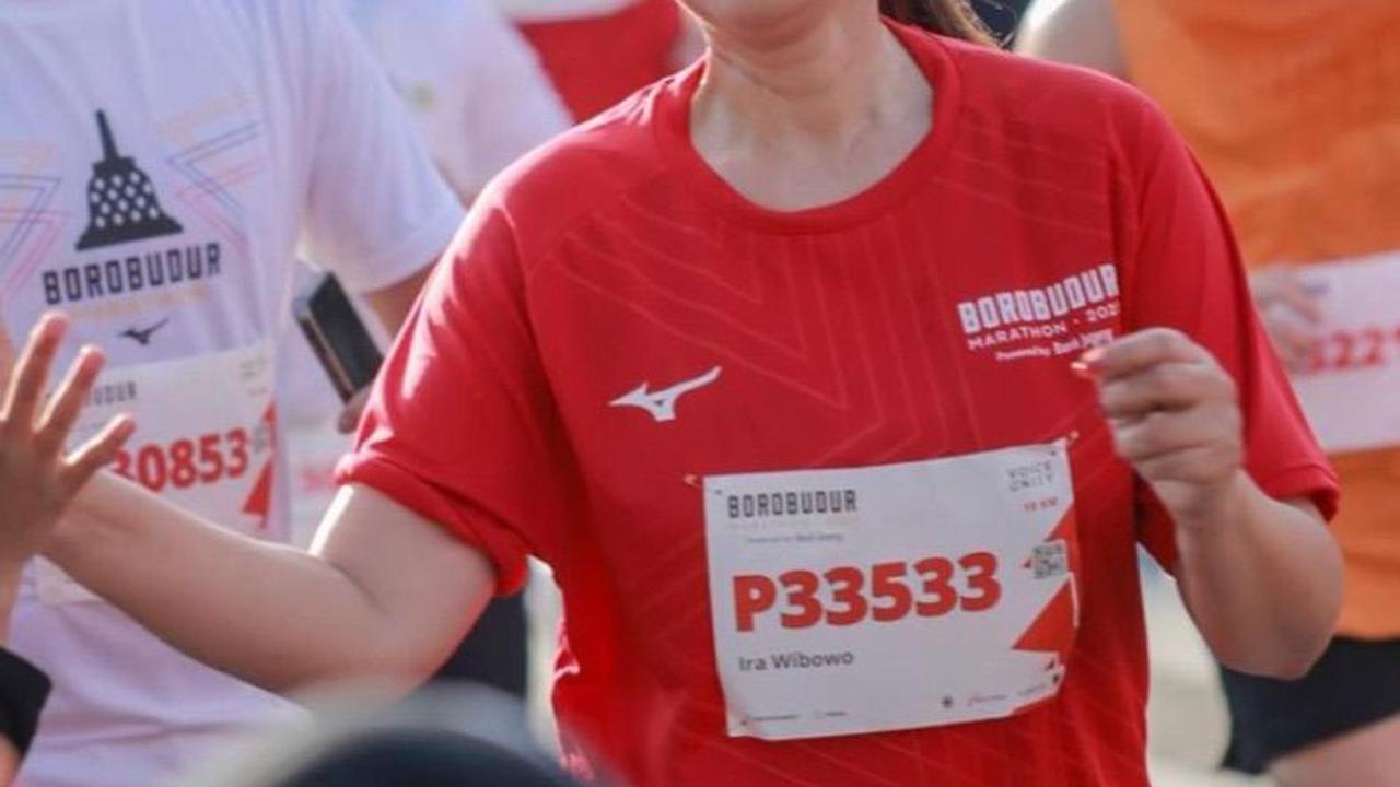 Salah satu rahasia awet muda Ira ternyata adalah rajin olahraga. Di sela-sela kesibukannya, Ira menyempatkan diri ikut ajang lari maraton di Borobudur.