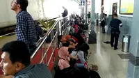 Kereta api barang anjlok di Cikaum, Subang, Jabar pada Minggu (30/10/2016) siang, mengakibatkan perjalanan beberapa kereta mengalami keterlambatan di jalur utara dan selatan. (Liputan6.com/Fajar Eko Nugroho)