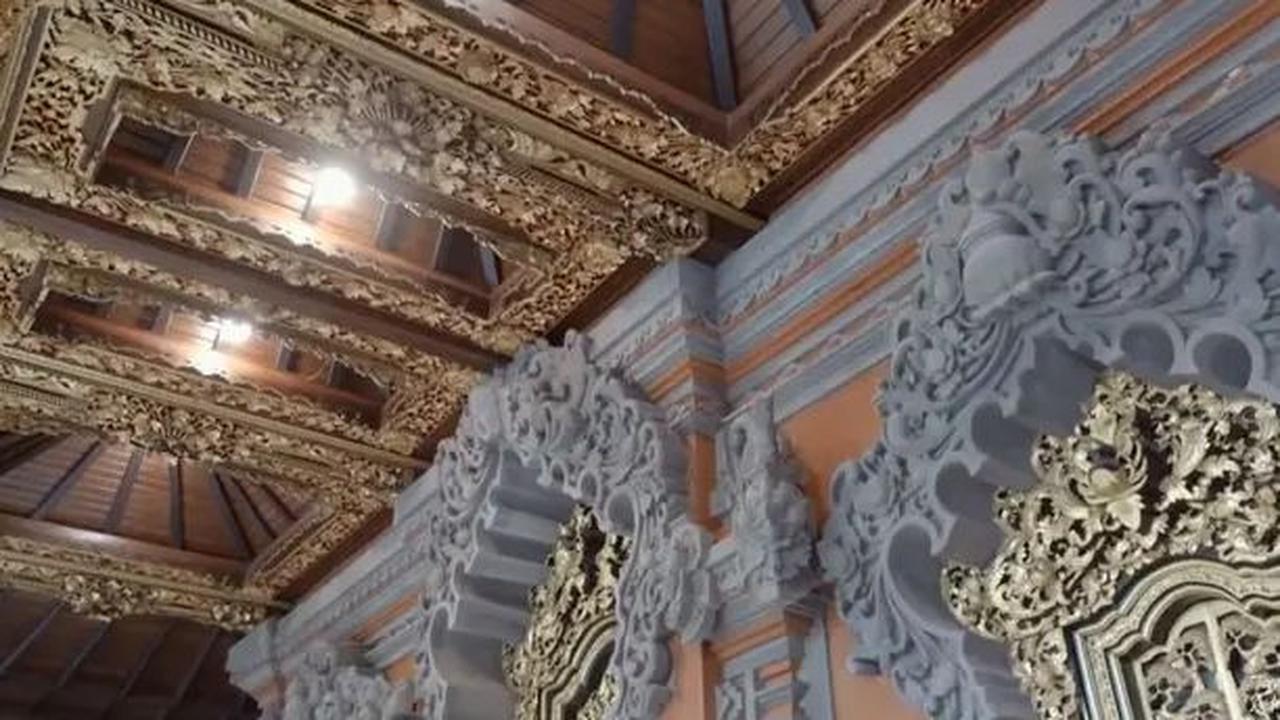 Interior rumah ini menghadirkan unsur-unsur kerajaan Hindu Bali yang memukau.