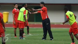 Pelatih Persija, Stefano Teco Cugurra (kedua kanan) memberi arahan saat latihan uji lapangan di Stadion Patriot Candrabhaga, Bekasi, Selasa (4/4). Persija akan melakoni laga uji coba melawan Timnas Indonesia U-22, (5/4). (Liputan6.com/Helmi Fithriansyah)