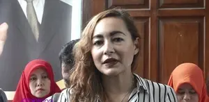 Dewi Rezer masih belum mau menjelaskan secara detail, apa penyebab perceraian antara dirinya dan Marcellino Lefrandt. Dipertanyakan soal orang ketiga, ia pun menepis kabar itu. 