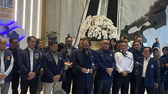 Ketua Umum Partai NasDem Surya Paloh bersama jajaran saat jumpa pers di Kantor DPP Partai NasDem Jakarta, Rabu (17/5/2023).