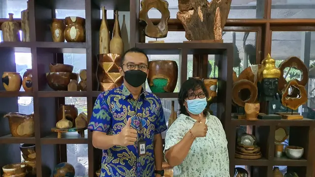 Ni Ketut Bakati Anggareni, merintis usaha kerajinan barang rumah tangga dari kayu bernama Bali Bakti Anggara. Foto: Istimewa