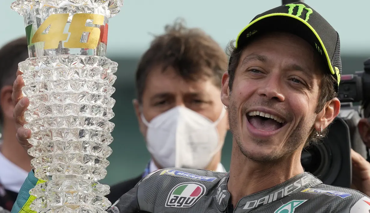 Dalam kesempatan tersebut, Valentino Rossi mendapatkan penghargaan lifetime achievement yang diserahkan langsung Menteri Luar Negeri Italia, Luigi Di Maio. (AP Photo/Antonio Calanni)