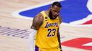 Pebasket Los Angeles Lakers, LeBron James, melakukan selebrasi usai menaklukkan Miami Heat pada gim keempat final NBA di Lake Buena Vista, Rabu (7/10/2020). Lakers menang dengan skor 102-96. (AP Photo/Mark J. Terrill)
