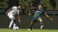 Bek Tira Persikabo, Andy Setyo, berusaha mengahadang pemain Arema FC, Ridwan Tawainela, pada laga Shopee Liga 1 di Stadion Pakansari, Bogor, Senin, (2/3/2020). Tira Persikabo takluk 0-2 dari Arema FC. (Bola.com/M Iqbal Ichsan)
