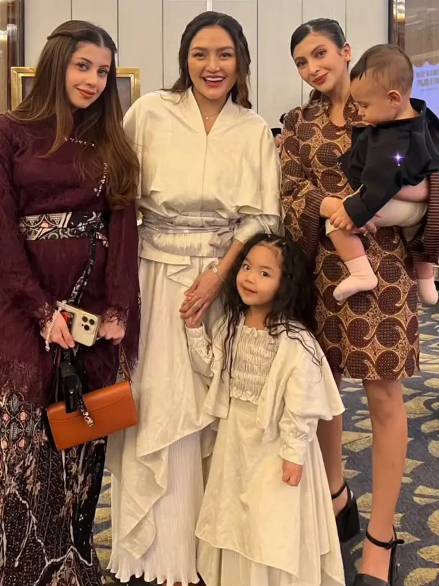 Publik Figure Kenakan Wastra Nusantara saat Hadir Ulang Tahun Mewah Ria Ricis dan Moana. [@sarahkeihl]