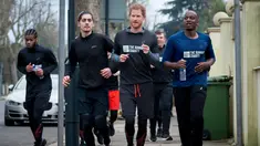 Pangeran Harry berlari dengan relawan dan para tunawisma dari The Running Charity di Willesden Green, Inggris (26/1). Acara amal ini untuk membantu para tunawisma muda mengembangkan keterampilan hidup melalui olahraga. (Geoff Pugh, Foto Renang via AP)