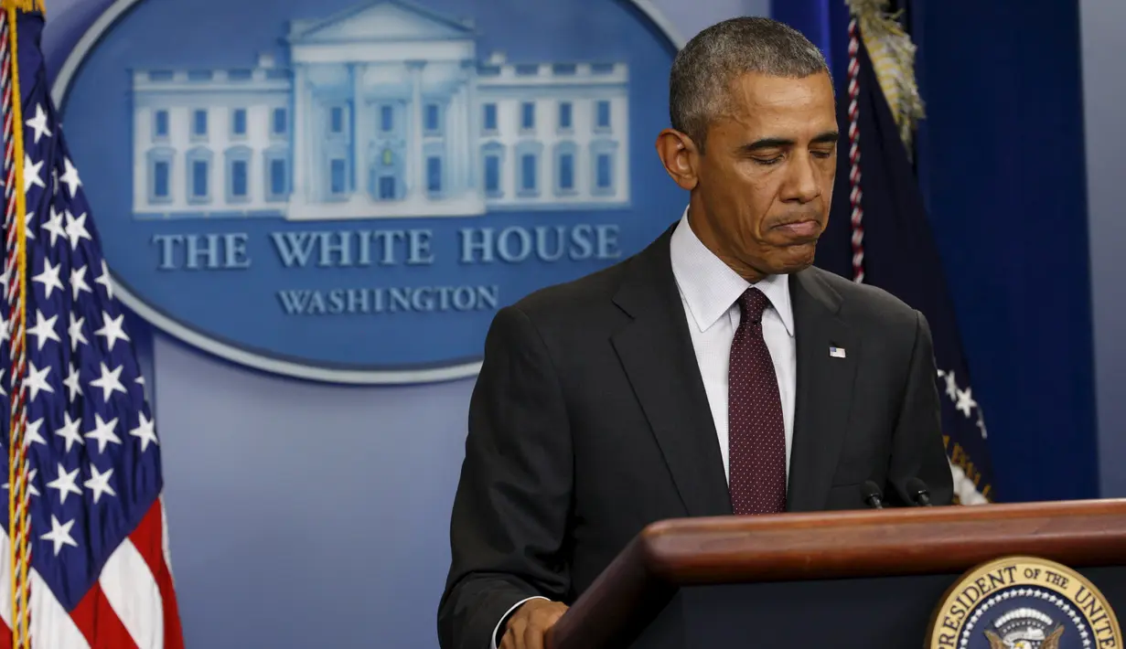 Presiden Barack Obama memberi pernyataan terkait penembakan yang terjadi di Umpqua Community College di Gedung Putih, AS, Kamis (1/10/2015). 13 orang tewas dan sekitar 20 lainnya terluka akibat kejadian tersebut. (REUTERS/Kevin Lamarque)