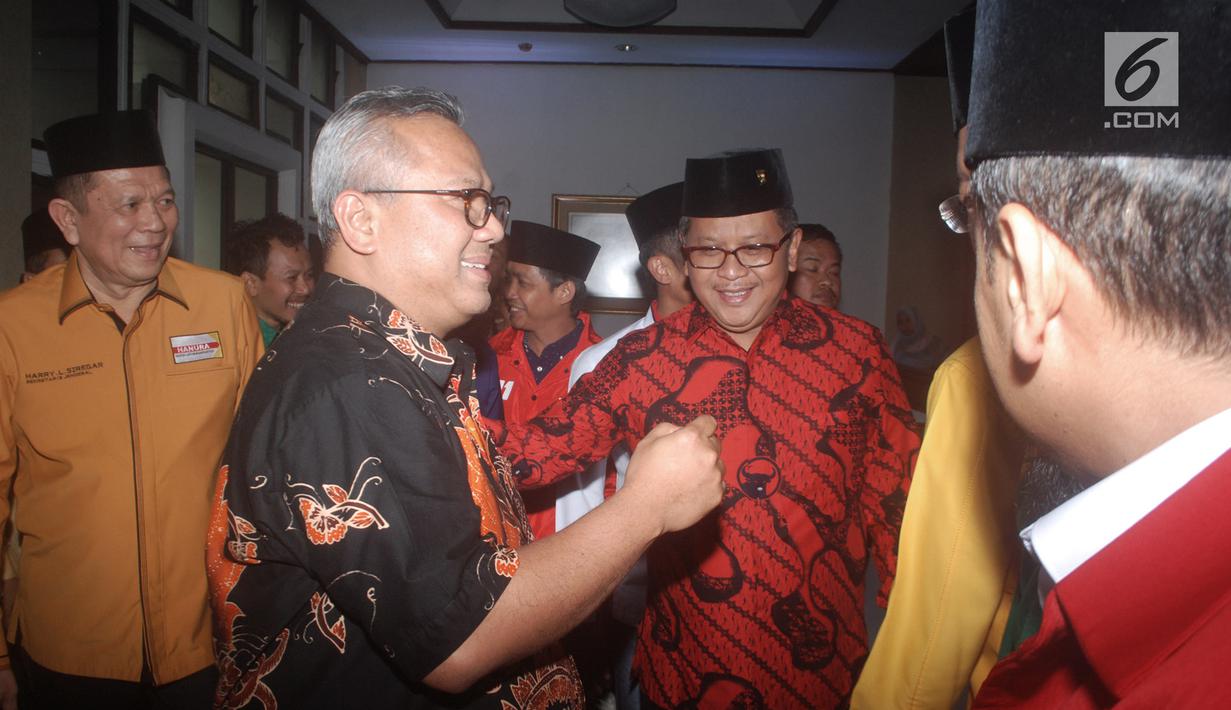 Ketua KPU Arief Budiman saat menyambut kedatangan 9 sekjen partai politik pendukung Jokowi di Kantor KPU, Jakarta, Selasa (7/8). Kedatangan 9 sekjen tersebut untuk berkonsultasi terkait pendaftaran Capres dan Wapres. (Merdeka.com/Iqbal S. Nugroho)