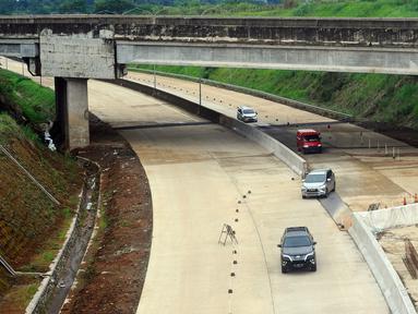 Pengendara mobil melintasi ruas Jalan Tol Bogor Ciawi-Sukabumi (Bocimi) seksi II di kawasan Cicurug-Cibadak, Sukabumi, Jawa Barat, Munggu (25/12/2022). Libur Natal dan Tahun Baru (Nataru), Jalan Tol Bocimi seksi II dibuka secara fungsional sejak 23 Desember 2022 hingga 2 Januari 2023 yang  bertujuan untuk mengantisipasi adanya lonjakan arus mudik dan balik dari Jabodetabek ke wilayah Sukabumi. (merdeka.com/Arie Basuki)