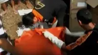 Seorang pria tewas tertabrak kereta di Perlintasan KA Cipinang, hingga pengecer dan petani di Karawang memborong ratusan liter solar.