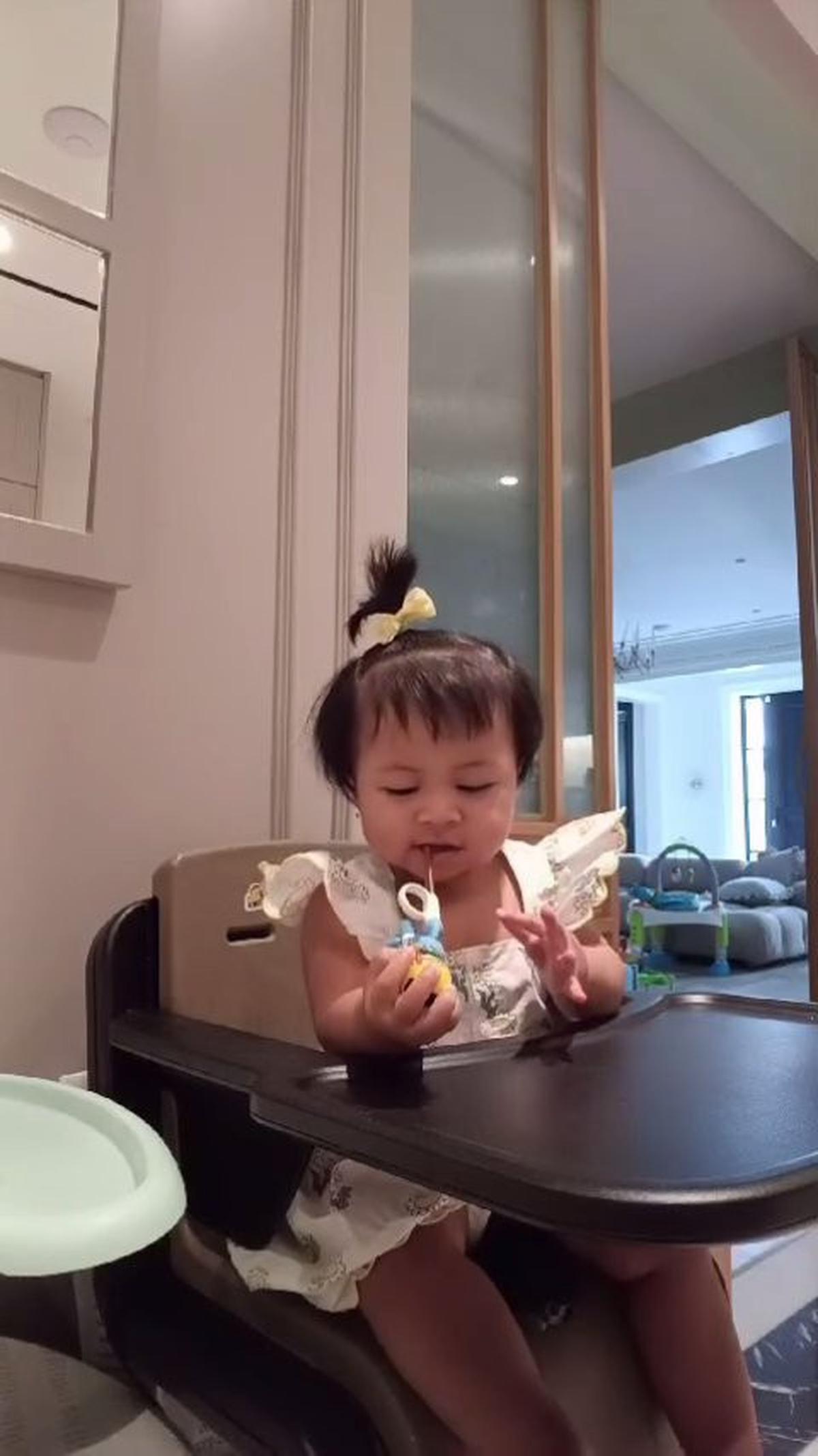 Momen Lily Anak Nagita Slavina Dan Raffi Ahmad Mau Sarapan, Nyeloteh Sambil Mainin Sumpit