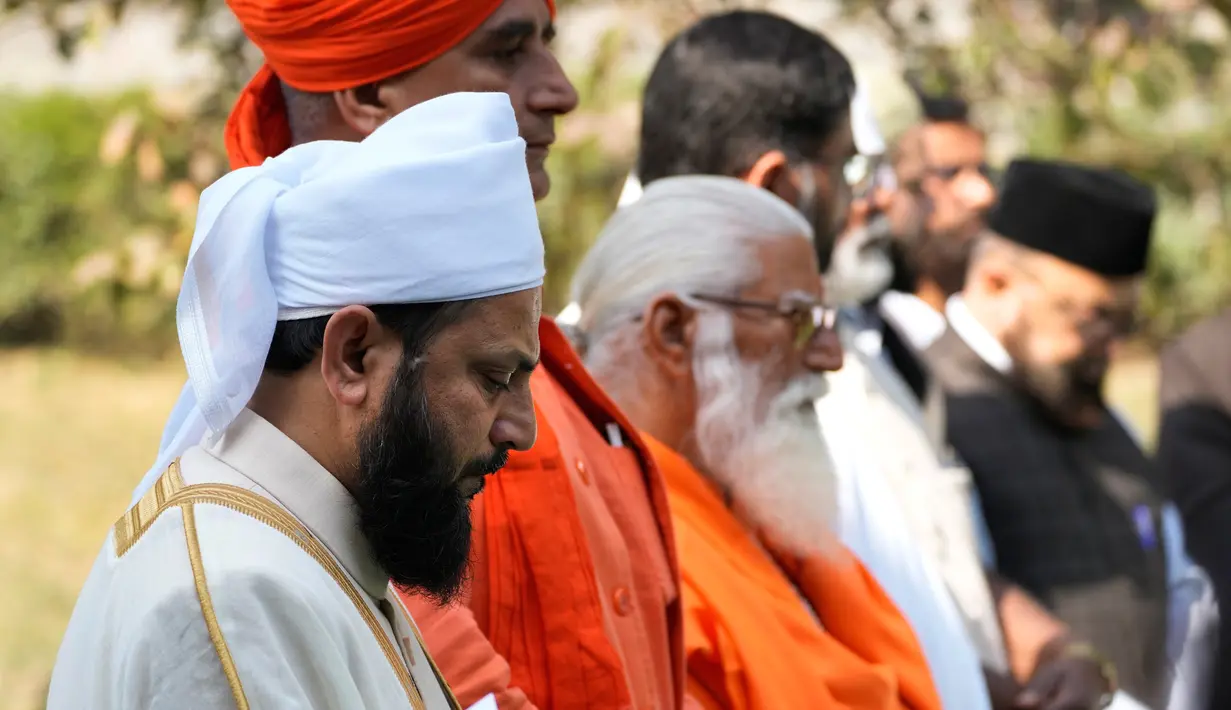 Para pemimpin dari berbagai agama melakukan pertemuan doa lintas agama untuk memberikan penghormatan kepada para korban gempa Turki dan Suriah di Kedutaan Besar Turki, New Delhi, India, Selasa (21/2/2023). (AP Photo/Manish Swarup)