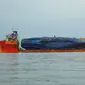 Bangkai kapal sewol yang berhasil diangkat di pulau barat daya Jindo, Korea Selatan (26/3). Upaya pengangkatan telah berlangsung sejak Rabu kemarin. (HANDOUT / SOUTH KOREAN MARITIME MINISTRY / AFP)