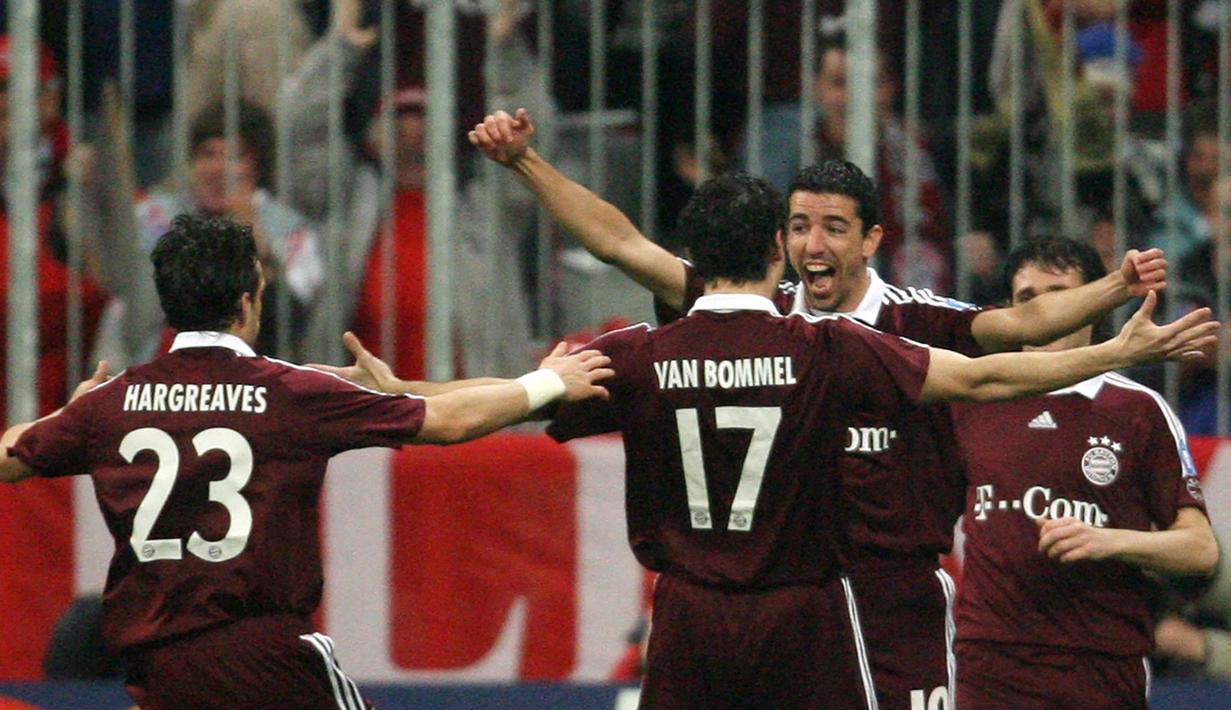 1. Roy Makaay. Striker Bek Bayern Munich asal Belanda ini mencetak gol saat laga berjalan 10,12 detik dalam partai leg kedua babak 16 Besar Liga Champions 2006/07 melawan Real Madrid di Allianz Arena (7/3/2007). Hasil akhir, Bayern Munich menang 2-1 atas Real Madrid. (AFP/John MacDougall)