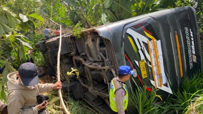 Bus Peziarah Terguling di Kudus: Rem Blong Ambil Alih Kendali