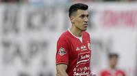 Bek Persija Jakarta, Xandao, saat melawan PSIS Semarang pada laga Liga 1 di Stadion Patriot, Bekasi, Minggu (15/9). Persija menang 2-1 atas PSIS. (Bola.com/M Iqbal Ichsan)