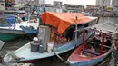 Warga bermukim di atas kapal pasca penggusuran permukiman Pasar Ikan, Jakarta, Selasa (13/4/2016). Warga Pasar Ikan mengaku belum mendapat rumah susun sewa yang telah dijanjikan oleh Pemprov DKI Jakarta. (Liputan6.com/Faizal Fanani)