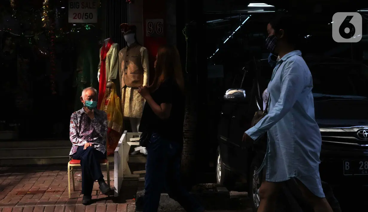 Sejumlah warga berjalan di Pasar Baru, Jakarta, Selasa (9/6/2020). Meski masih dalam masa Pembatasan Sosial Berskala Besar (PSBB) transisi, pusat perbelanjaan tersebut mulai dibuka kembali dengan menerapkan protokol kesehatan menjelang pelaksanaan kenormalan baru. (Liputan6.com/Angga Yuniar)