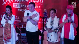 Badan Ekonomi Kreatif Indonesia (Bekraf) Triawan Munaf, Putri Presiden pertama RI Sukmawati Soekarno Putri menggandeng sejumlah seniman dan tokoh anak muda meramaikan Pekan Pancasila di Mall Citos, Jakarta (3/6). (Liputan6.com/Gempur M Surya)