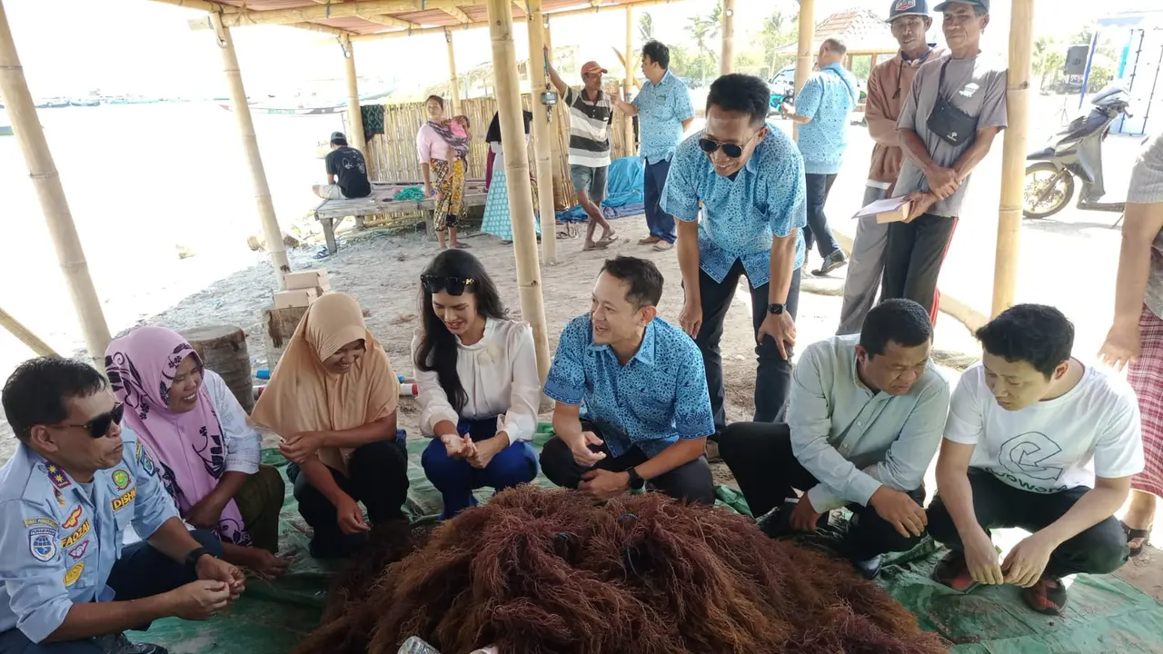 Direktur Utama PT Blue Bird Tbk Adrianto Djokosoetono bersama Kepala Dinas Perhubungan NTB Lalu Moh. Faozal dan Kepala Dinas Kelautan dan Perikanan Lotim saat meninjau kelompok budidaya rumput laut di Desa Ekas Buana, Kecamatan Jerowaru, Lombok Timur.